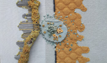 « Par la magie des matières et des couleurs, tissus, fils et lichens se mêlent et se confondent. » 
 « Par la magie des matières et des couleurs, tissus, fils et lichens se mêlent et se confondent. »