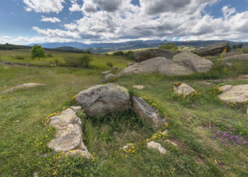 Les blocs de granit marquent le paysage de la Cerdagne, haute vallée des Pyrénées catalanes.