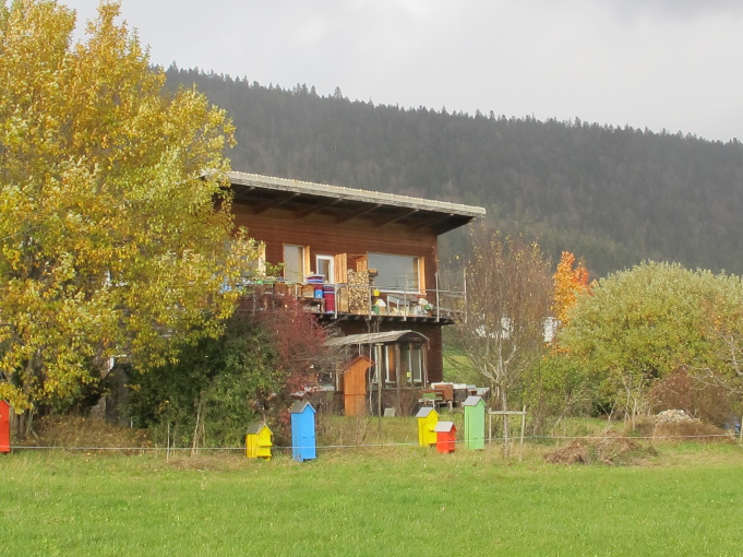 L'Espace Abeilles dans son écrin de verdure