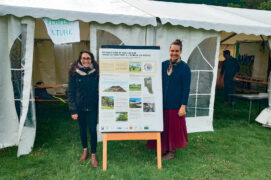 Enthousiasme et erichissement mutuel sont au cœur du réseau permacole romand, comme en témoigne Hélène Bougouin (ci-dessus à droite). / © Leila Chakroun