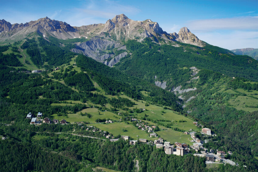 Dans les Alpes du Sud (ici vers Barcelonnette), la forêt couvre aujourd’hui 50 % du territoire, là où elle ne représentait que 6 à 18 % il y a deux siècles. Dans les Alpes, la gélinotte conquiert de nouveaux milieux