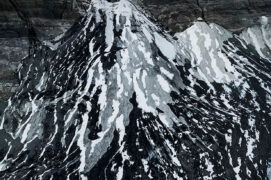 La neige se dépose sur cet éboulis figé par le gel. Les textures et teintes se côtoient, transformant la montagne en une illustration abstraite aux contrastes saisissants.
Glacier Kanderfirn, Berne - Septembre 2023 La neige se dépose sur cet éboulis figé par le gel. Les textures et teintes se côtoient, transformant la montagne en une illustration abstraite aux contrastes saisissants.
Glacier Kanderfirn, Berne - Septembre 2023 / © Pierre Jeanneret