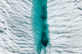 Naissance d’un lac glaciaire. La chaleur emmagasinée par les pierres fait fondre la surface et creuse lentement des trous.
Glacier du Gorner, Valais - Septembre 2023 Naissance d’un lac glaciaire. La chaleur emmagasinée par les pierres fait fondre la surface et creuse lentement des trous.
Glacier du Gorner, Valais - Septembre 2023 / © Pierre Jeanneret