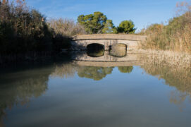 Un pont équipé d'un détecteur de puce. Une anguille marquée en transit sera ainsi comptabilisée.  / © THEO TZELEPOGLOU