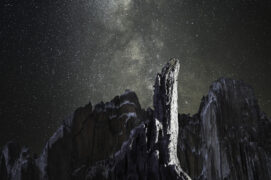« Nous avons bataillé tout l‘après-midi sur les 400 m de cette voie quatre étoiles.
C’est tout naturellement avec vue sur la Voie lactée que la journée se termine. » 
Aiguille Dibona, voie Lady Bona
 / © Philippe Jaccard 