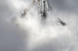 « Chaque fois la même interrogation : vais-je la voir au fond du vallon ?
Cette fois, elle se laissera désirer, pour finalement mieux se dévoiler. »
Dent Blanche dans les nuages
 / © Philippe Jaccard 