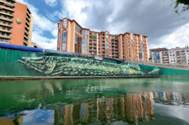 « Cette fresque d’un brochet sur le bord du canal du Midi, à Toulouse, a été particulièrement difficile à réaliser. Au niveau de la tête, la berge ne fait que 1 m de largeur. Quand on arrive à la queue, l’eau est directement au pied du mur. J’ai donc dû peindre l’arrière de son corps depuis une barque. J’ai choisi le brochet, car il peuple ces eaux mais reste invisible aux yeux des humains. » « Cette fresque d’un brochet sur le bord du canal du Midi, à Toulouse, a été particulièrement difficile à réaliser. Au niveau de la tête, la berge ne fait que 1 m de largeur. Quand on arrive à la queue, l’eau est directement au pied du mur. J’ai donc dû peindre l’arrière de son corps depuis une barque. J’ai choisi le brochet, car il peuple ces eaux mais reste invisible aux yeux des humains. » / © Sandrot