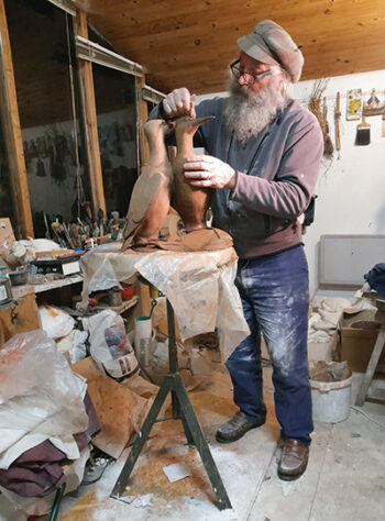 Grand Angle Jean Lemonnier dans son atelier faisant Les Guillemots photo A Smith
