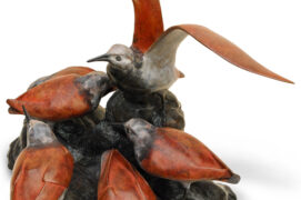 « J’ai passé des heures à observer ces oiseaux. C’était à Saint-Quay-Portrieux. Ils s’affairaient à décortiquer les restes de nourriture dans des filets de pêcheurs. »  
Groupe de tournepierres
Bronze, 37 x 40 x 35 cm « J’ai passé des heures à observer ces oiseaux. C’était à Saint-Quay-Portrieux. Ils s’affairaient à décortiquer les restes de nourriture dans des filets de pêcheurs. »  
Groupe de tournepierres
Bronze, 37 x 40 x 35 cm