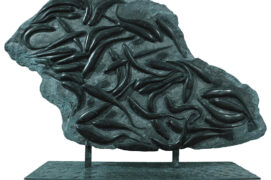 « Ce bloc de schiste provient d’anciennes palissades de pierres dressées et entrelacées avec des tiges de châtaignier, clôturant les champs en pays gallo, qui correspond à la Bretagne orientale. »
Les sardines en folie 
Schiste, 60 x 70 cm  « Ce bloc de schiste provient d’anciennes palissades de pierres dressées et entrelacées avec des tiges de châtaignier, clôturant les champs en pays gallo, qui correspond à la Bretagne orientale. »
Les sardines en folie 
Schiste, 60 x 70 cm