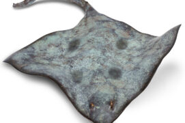 « Tapie, invisible, immobile puis une accélération fulgurante et la voilà disparue laissant un nuage de sable en suspension. » 
Raie
Bronze, 60 x 66 x 50 cm « Tapie, invisible, immobile puis une accélération fulgurante et la voilà disparue laissant un nuage de sable en suspension. » 
Raie
Bronze, 60 x 66 x 50 cm