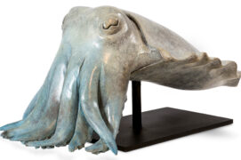 « Si elle s’approche, ne surtout pas bouger, sinon un puissant jet d’encre vient masquer sa fuite. »
Seiche 
Bronze, 24 x 52 x 27 cm  « Si elle s’approche, ne surtout pas bouger, sinon un puissant jet d’encre vient masquer sa fuite. »
Seiche 
Bronze, 24 x 52 x 27 cm