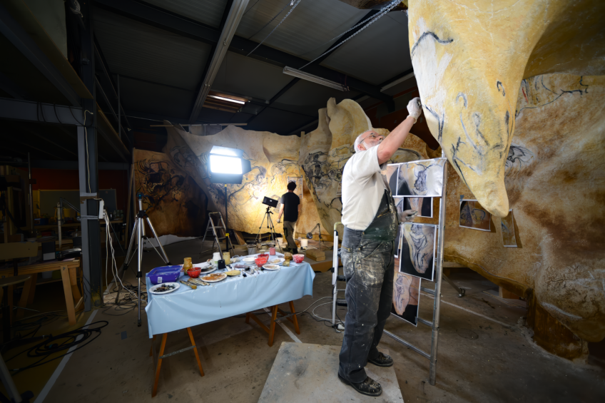 Gilles Tosello au travail sur le fac-similé de la grotte Chauvet
