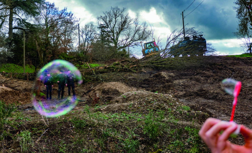 Des gendarmes encadrent des engins sur le chantier de l'A69.