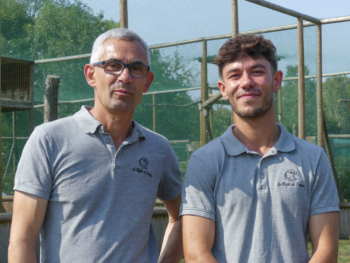 Jacques-Olivier Travers (à gauche), directeur du parc Les Aigles du Léman, et William Bourdenet, du projet de réintroduction.
