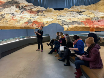 Stage de dessin dans la grotte de Lascaux IV, chef-d'œuvre d'art pariétal.