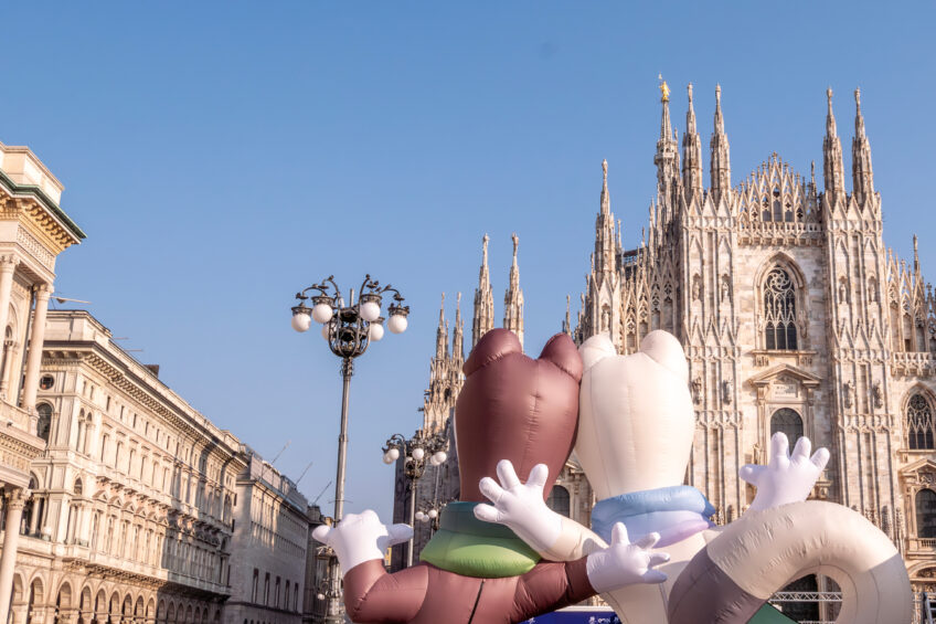 Devant le Duomo de Milan, Tina, mascotte des Jeux olympiques 2026 et Milo, mascote des Jeux paralympiques.