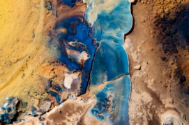 Micro’cosmos
Incrustés sur le plancher minier, les minerais dansent et fusionnent dans un tourbillon de couleurs. ©Samuel Badaire