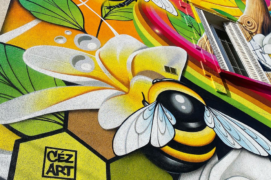 La ruche : Sur la thématique du travail à travers le prisme animalier, cette fresque a été réalisée pour la Mission locale de Reims (2022). (NDLR : dans cette envolée artistique libre, des bourdons ont remplacé les abeilles domestiques…) / &copy; Céz Art
