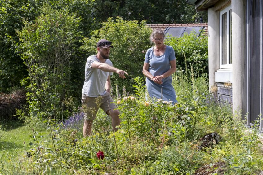 Caryl Giovannini et Monica Rahm inspectent la zone rocailleuse du jardin.