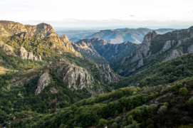 Printemps depuis le Point Sublime : Initialement corses, toutes les populations de mouflons du continent ont été introduites. Cela explique la grande diversité d’habitats où ils sont présents. / &copy; Guilhem Battistella
