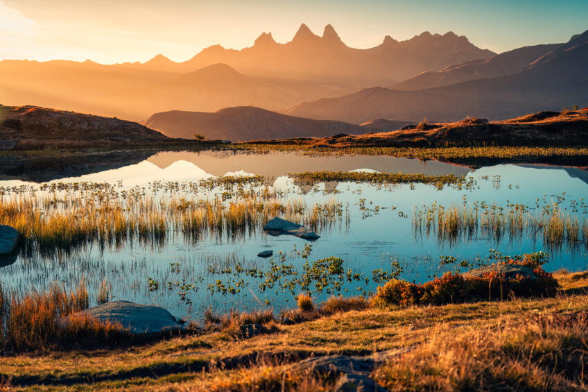 Vue sur les Aguilles d'Arves depuis le lac Guichard.
